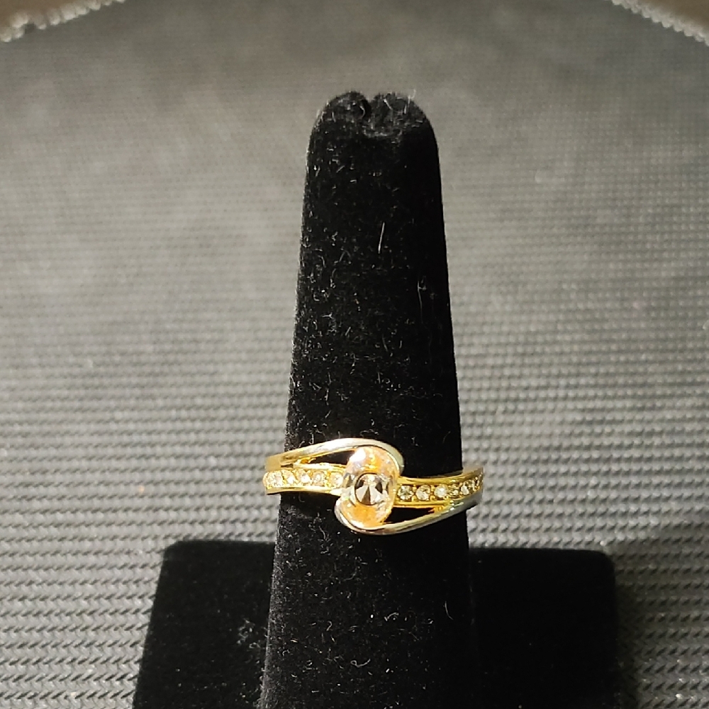 Elegant Gold Tone Knot Ring Size 7